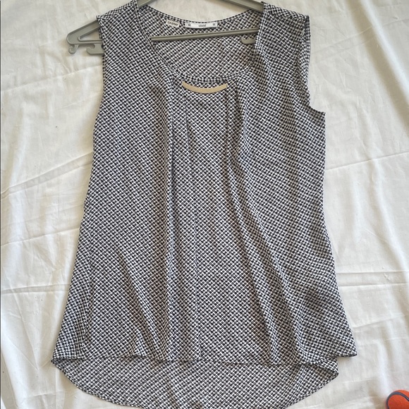Sioni Sleeveless Black and White Patterned  Top - Chic & Versatile • Size Medium - Picture 14 of 17